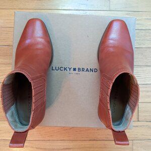 Cleaning sale: Boutique item Lucky Brand geniue leather Chelsea Bootsize 5.5